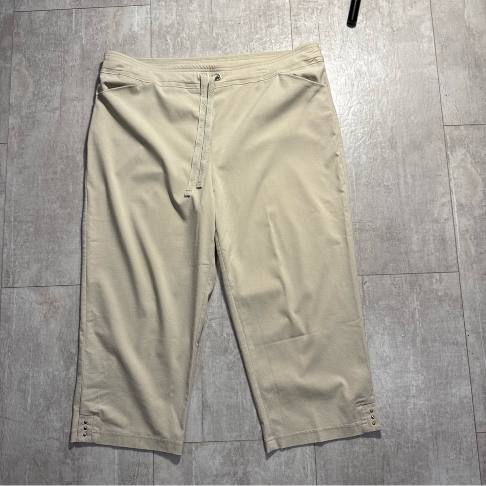 Chicos Weekend perfect stretch
Beige Mid-Rise Capri Drawstring
Pants L/12 (2)